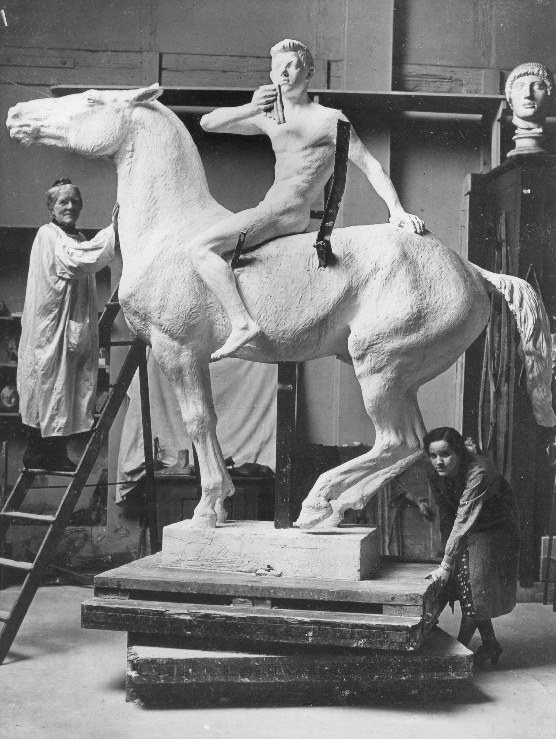 Anne Marie Carl-Nielsen under arbejdet med Carl Nielsen-monumentet