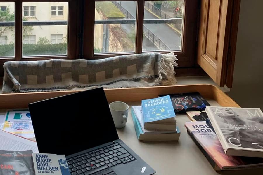 Lotte Andersen skriver manuskript på forestillingen Camille og Marie